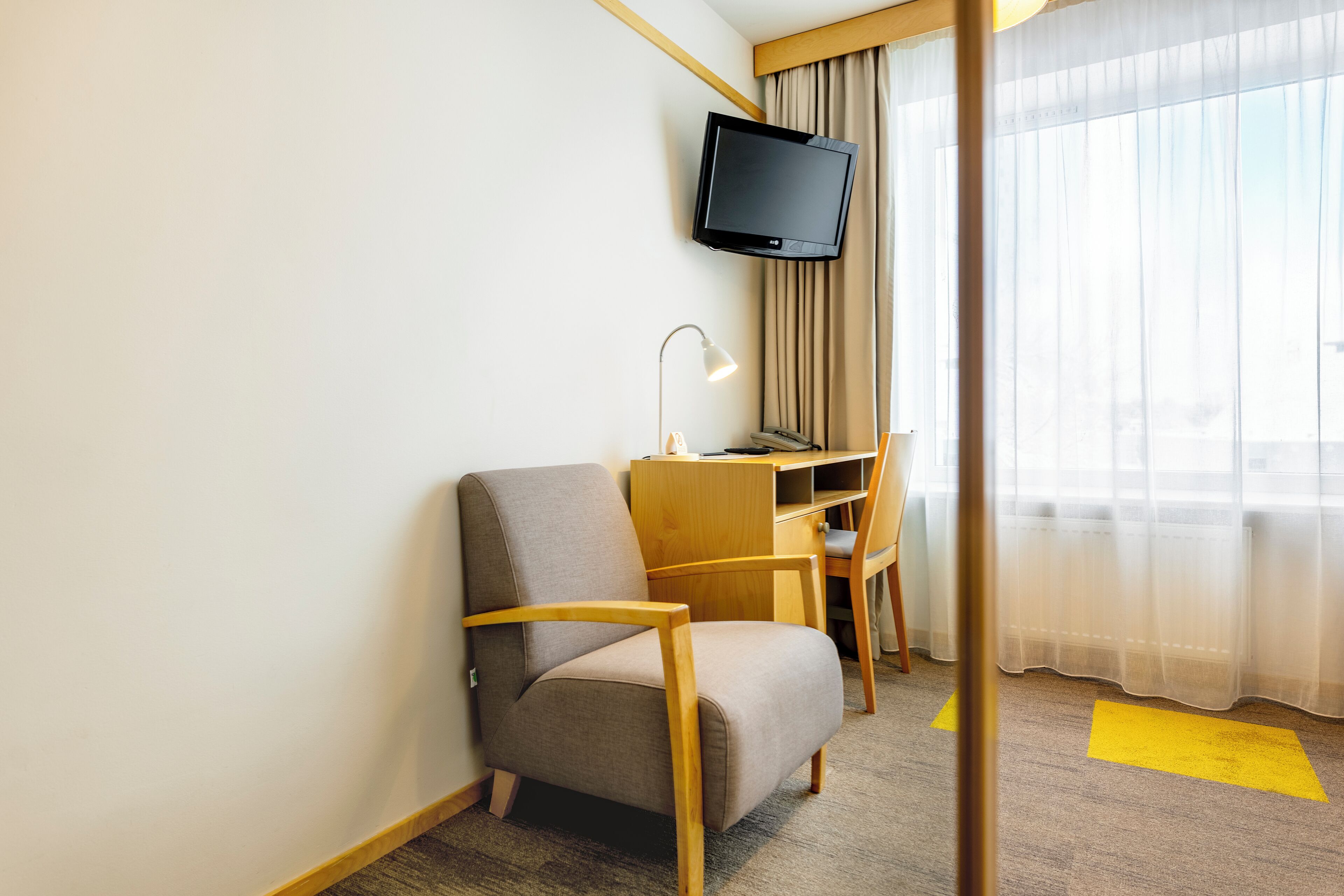 standard single room | 1 bedroom, in-room safe, desk, blackout curtains