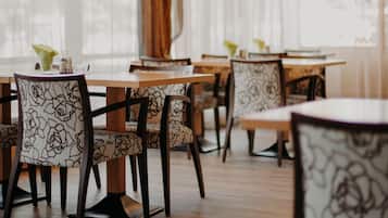 Petit déjeuner, déjeuner et dîner servis sur place