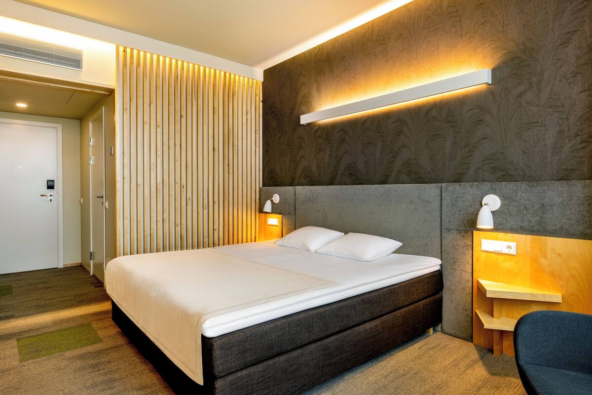 superior double or twin room | 1 bedroom, in-room safe, desk, blackout curtains