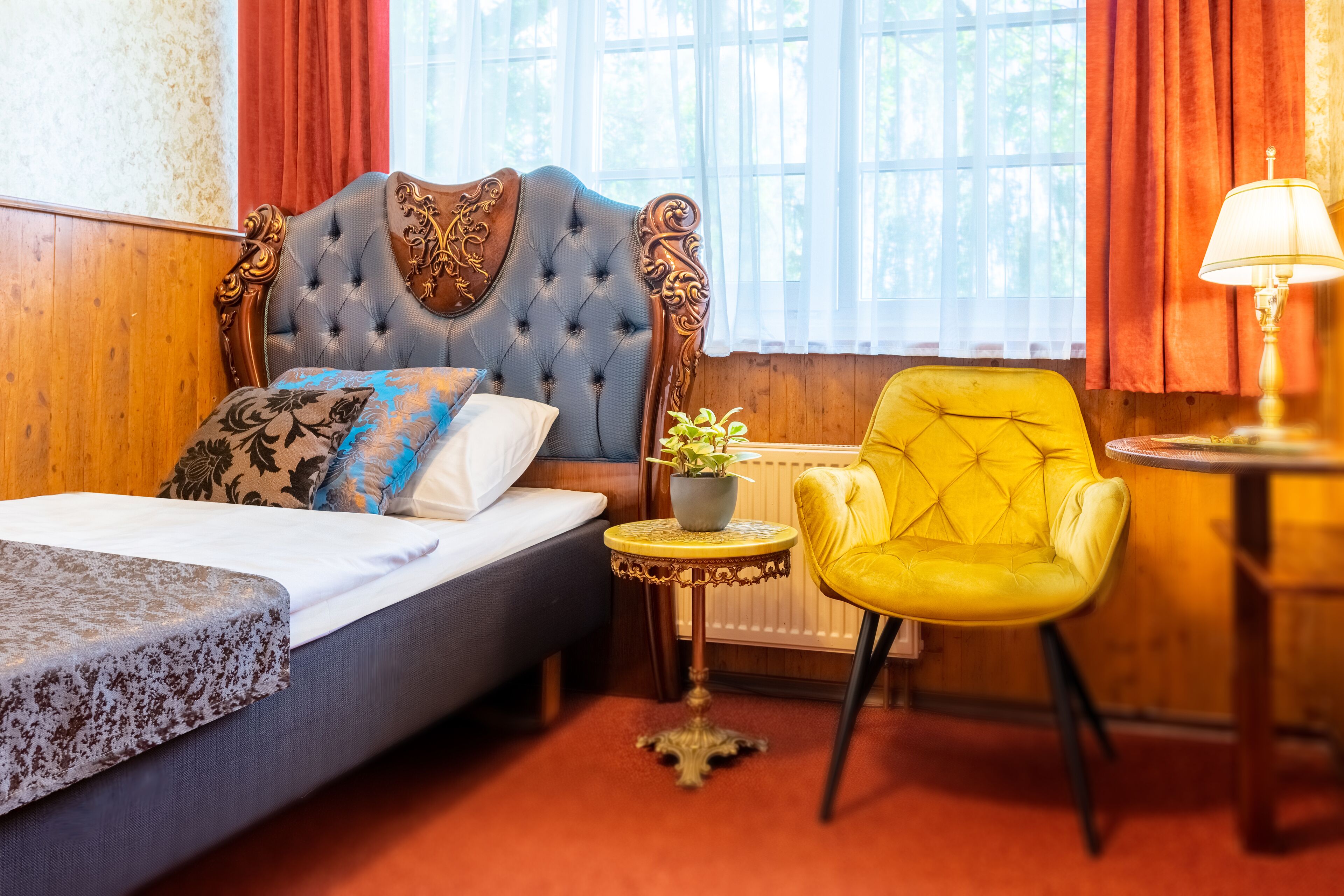 single room | in-room safe, desk, iron/ironing board, free cots/infant beds