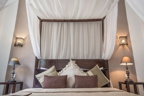 Luxe suite | Luxe beddengoed, een kluis op de kamer, individueel gedecoreerd