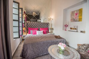 Habitació doble superior | Roba de llit d'alta qualitat i caixa forta a l'habitació 