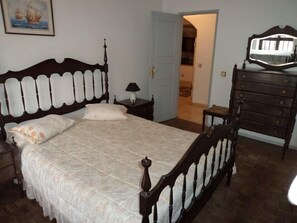 Apartamento, 3 quartos | Cofres nos quartos, individualmente mobiliados, escrivaninha