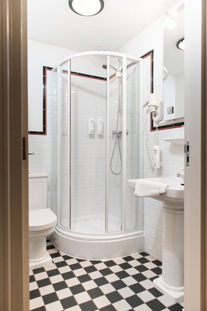 Chambre Simple, 1 lit une place | Salle de bain | Douche, articles de toilette écologiques, sèche-cheveux