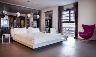 Suite, 1 cama doble | Edredones de plumas, minibar, caja fuerte y escritorio
