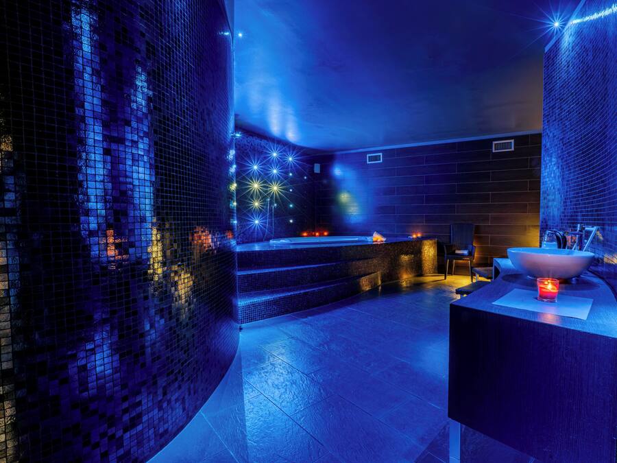 Un sauna, una bañera de hidromasaje, baño turco/hammam