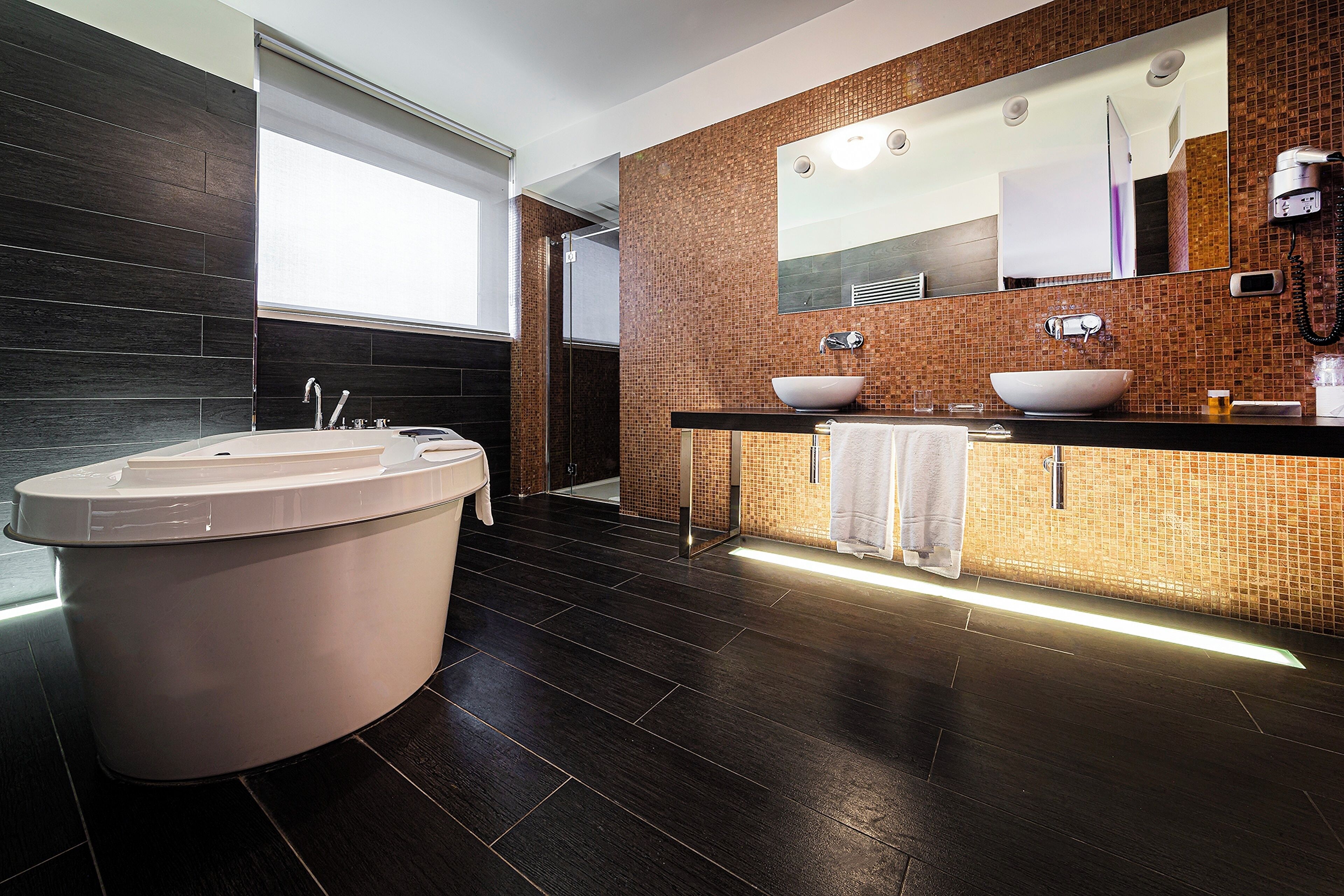 romantic suite | bathroom | combined shower/bathtub, free toiletries, hair dryer, bidet