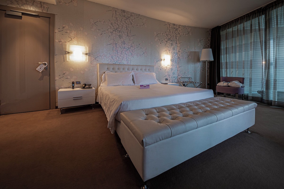 Romantische suite | 1 slaapkamer, donzen dekbedden, een minibar, een kluis op de kamer