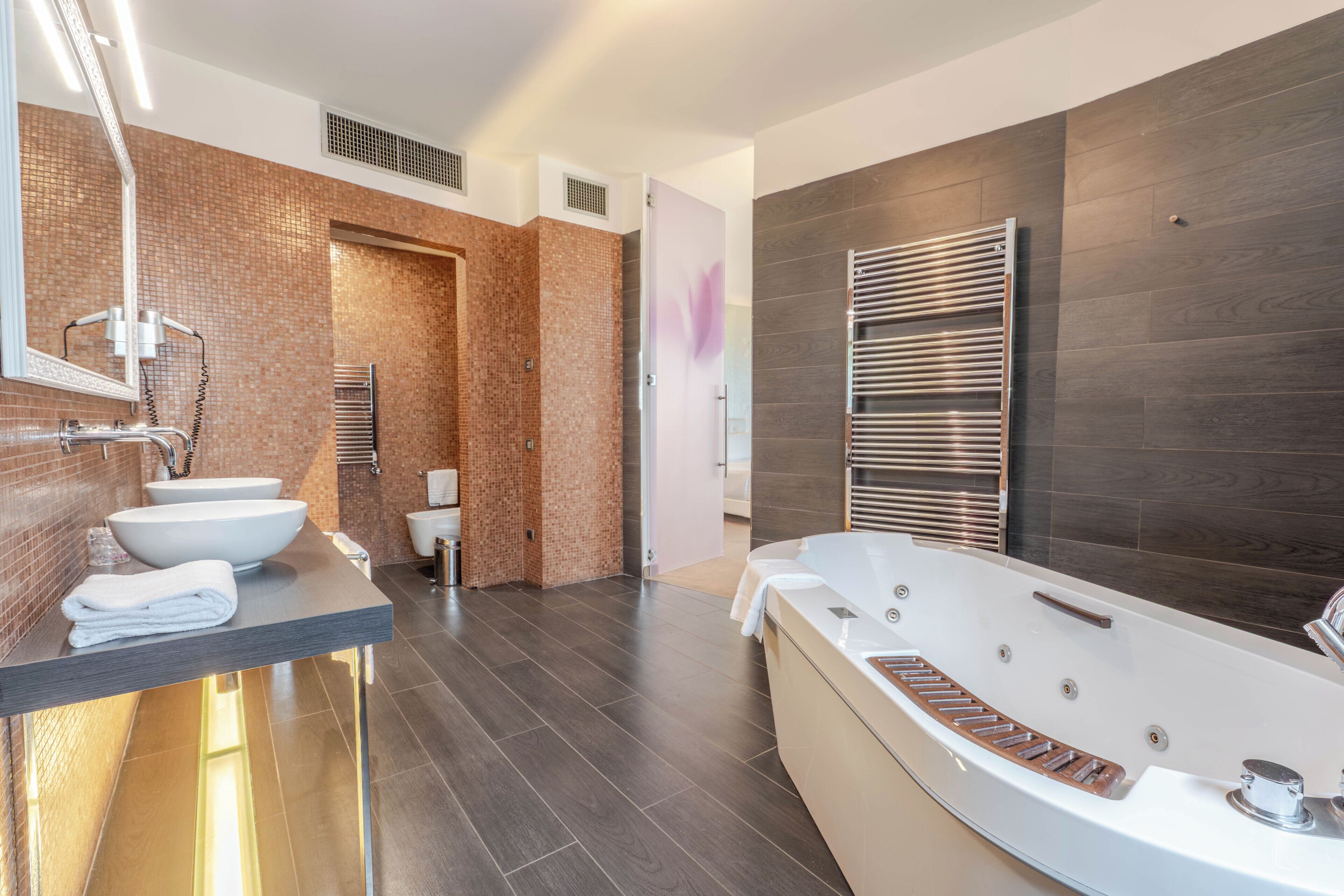 Suite Romantica | Bagno | Combinazione doccia/vasca, set di cortesia gratuito, asciugacapelli