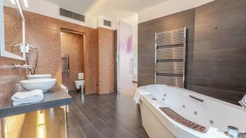 Suite Romantica | Bagno | Combinazione doccia/vasca, set di cortesia gratuito, asciugacapelli