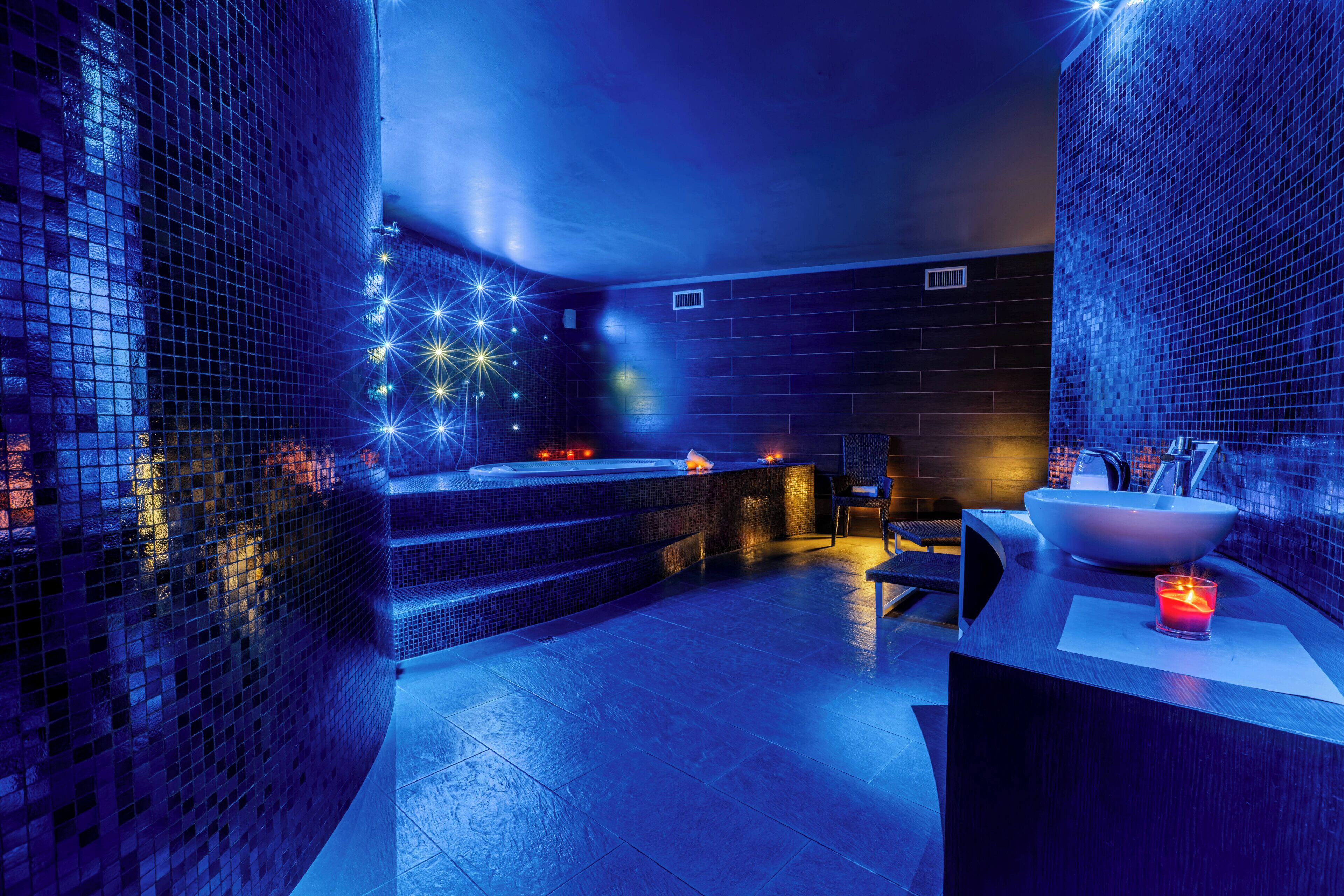 Sauna, hot tub, Turkish bath/hammam, body treatments, aromatherapy