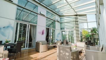 Lobby lounge