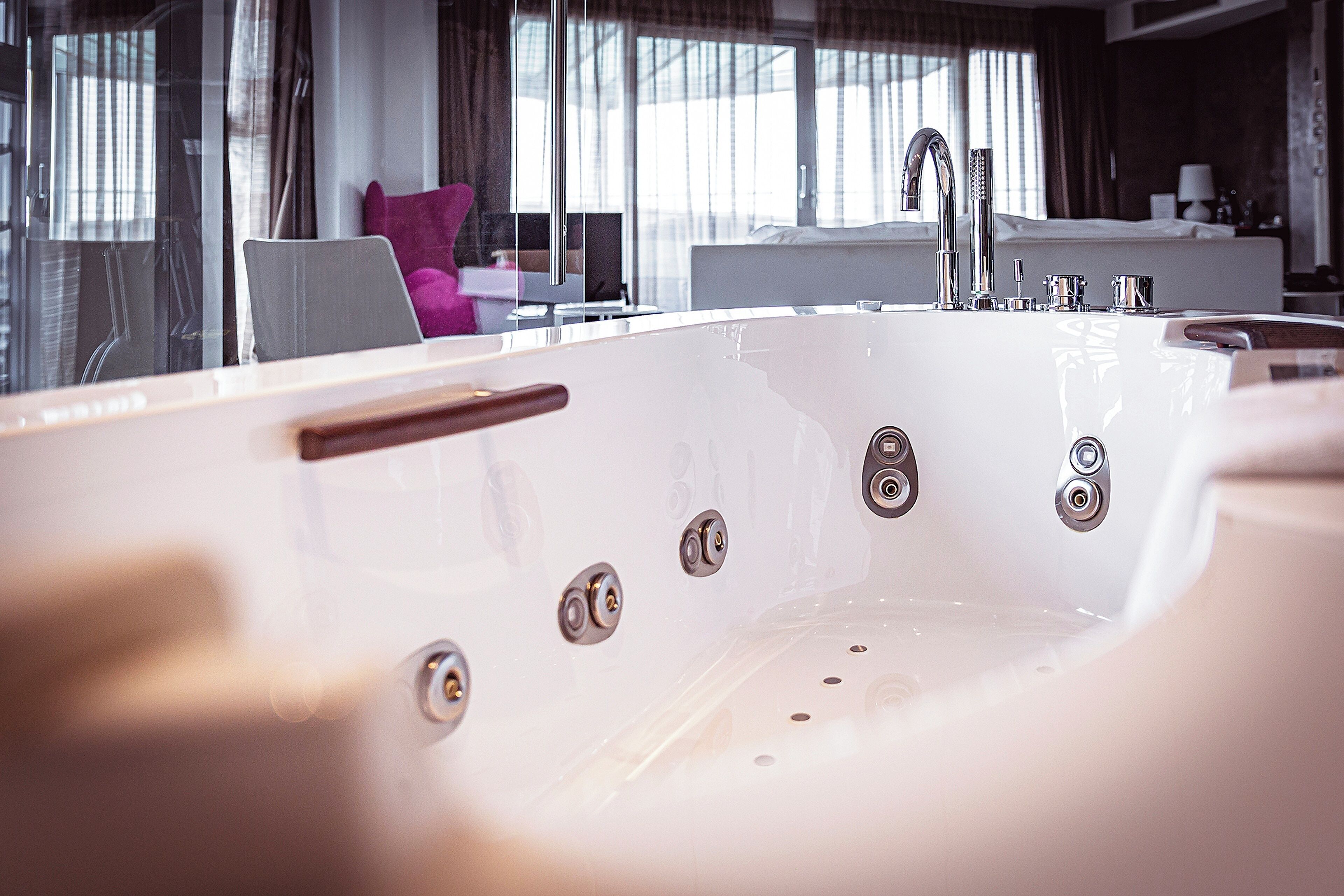 suite, 1 double bed | bathroom | combined shower/bathtub, free toiletries, hair dryer, bidet