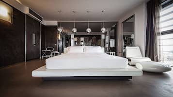 Suite, 1 cama matrimonial | 1 habitación, edredón, minibar y caja de seguridad en la habitación