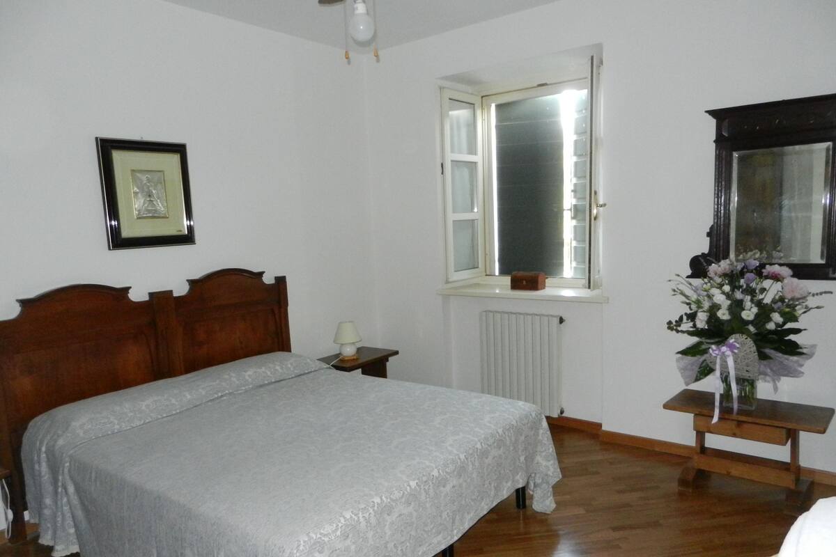 Select Comfort beds, soundproofing, free WiFi, bed sheets