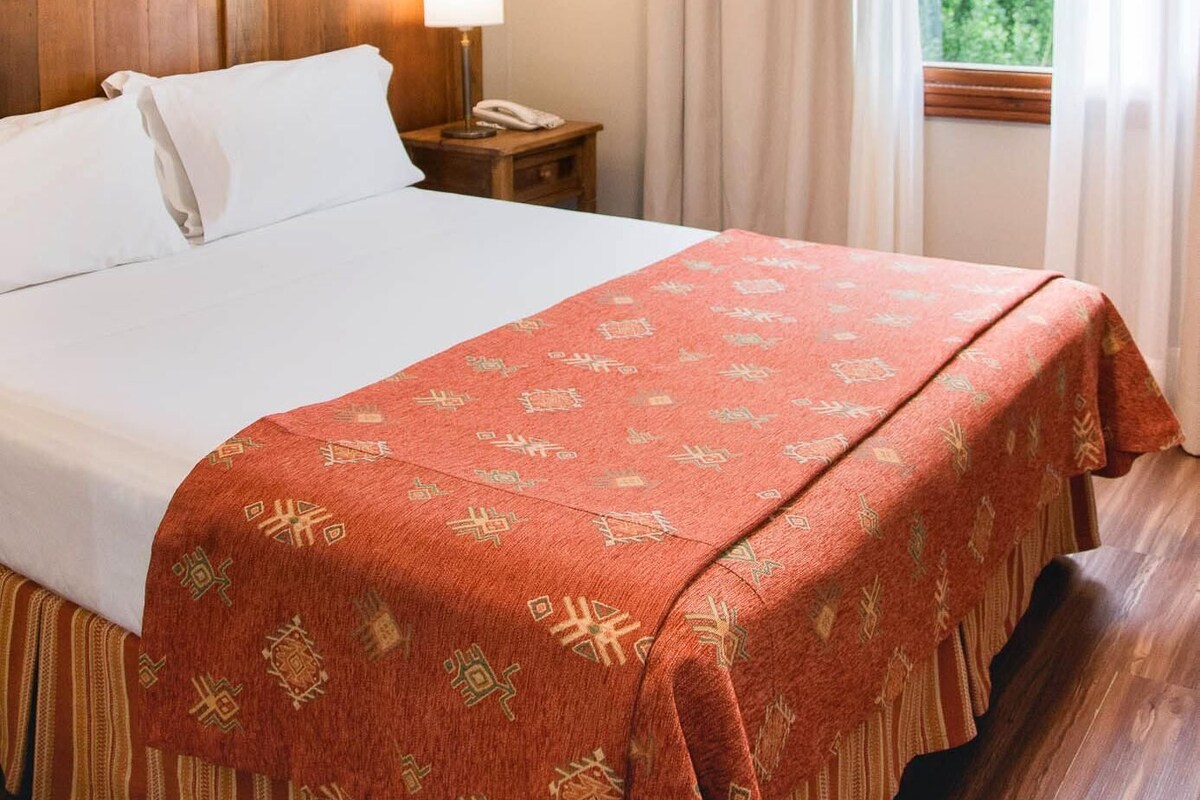 In-room safe, WiFi (free), bed sheets