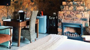 Executive Suite | Premium bedding, minibar, in-room safe, desk - Coral Tree Inn (Pretoria)