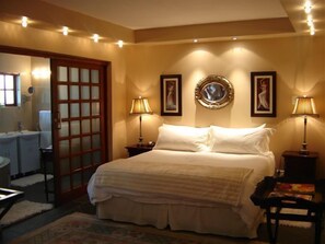 Executive Suite | Premium bedding, minibar, in-room safe, desk - Coral Tree Inn (Pretoria)