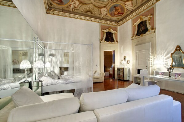 Suite de lujo | Ropa de cama de alta calidad, camas con pillow-top y minibar 