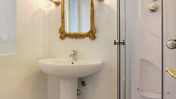 Camera Singola Piccola | Bagno | Soffione a pioggia, articoli per l'igiene personale ecosostenibili