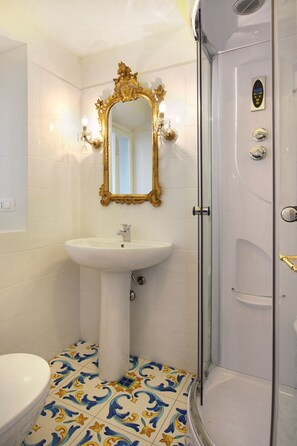 Chambre simple (Small) | Salle de bain | Douche cascade, articles de toilette écologiques, séchoir à cheveux