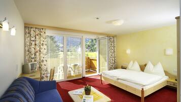 1 kamar tidur, brankas, dan seprai linen