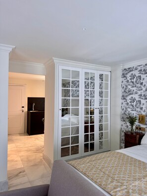 Deluxe Double Room, 1 Queen Bed, Kitchenette, Tower | Down comforters, memory foam beds, minibar, in-room safe - Hotel Europa (Seville)