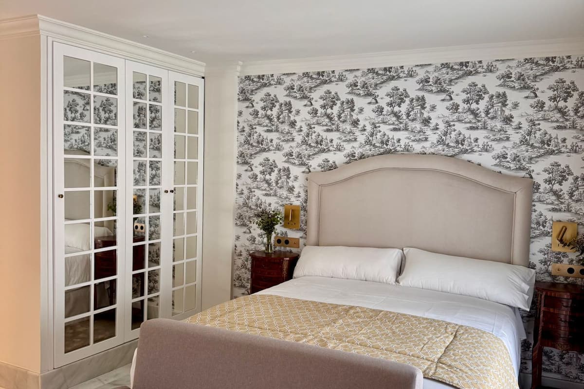 Quarto casal luxo, 1 cama Queen, cozinha americana, na torre | Edredons de pluma, camas com colchões de espuma com sistema de memória