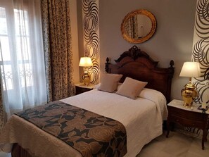 Double Room | Minibar, in-room safe, individually decorated, individually furnished - Hotel Europa (Seville)
