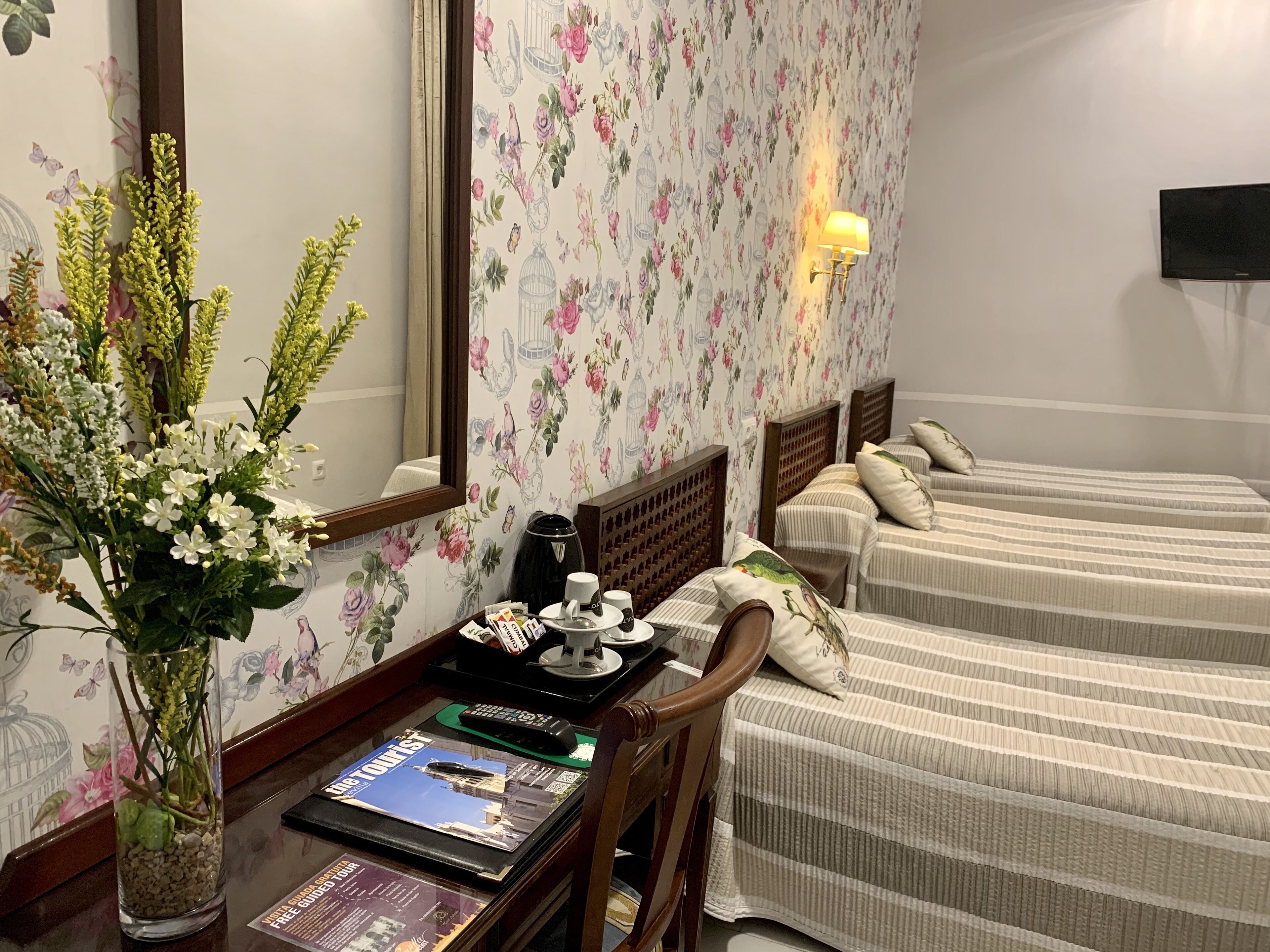 triple room | minibar, in-room safe, individually decorated, individually furnished