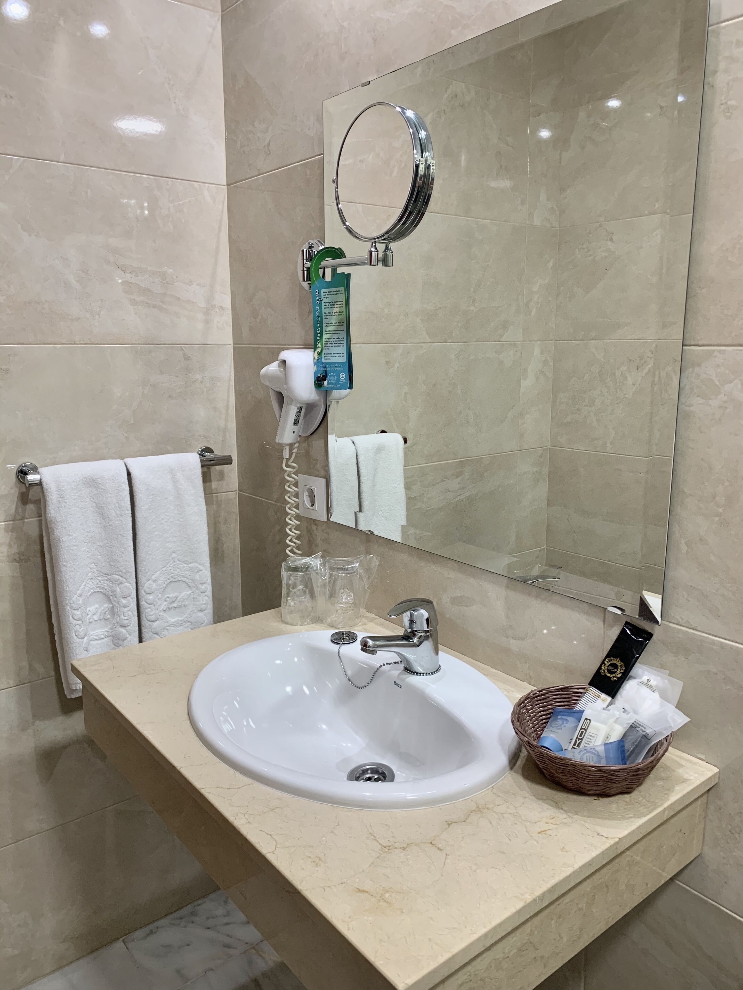 single room | bathroom | free toiletries, hair dryer, towels