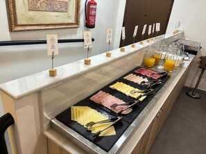 Sarapan prasmanan setiap hari (EUR 11 per orang)