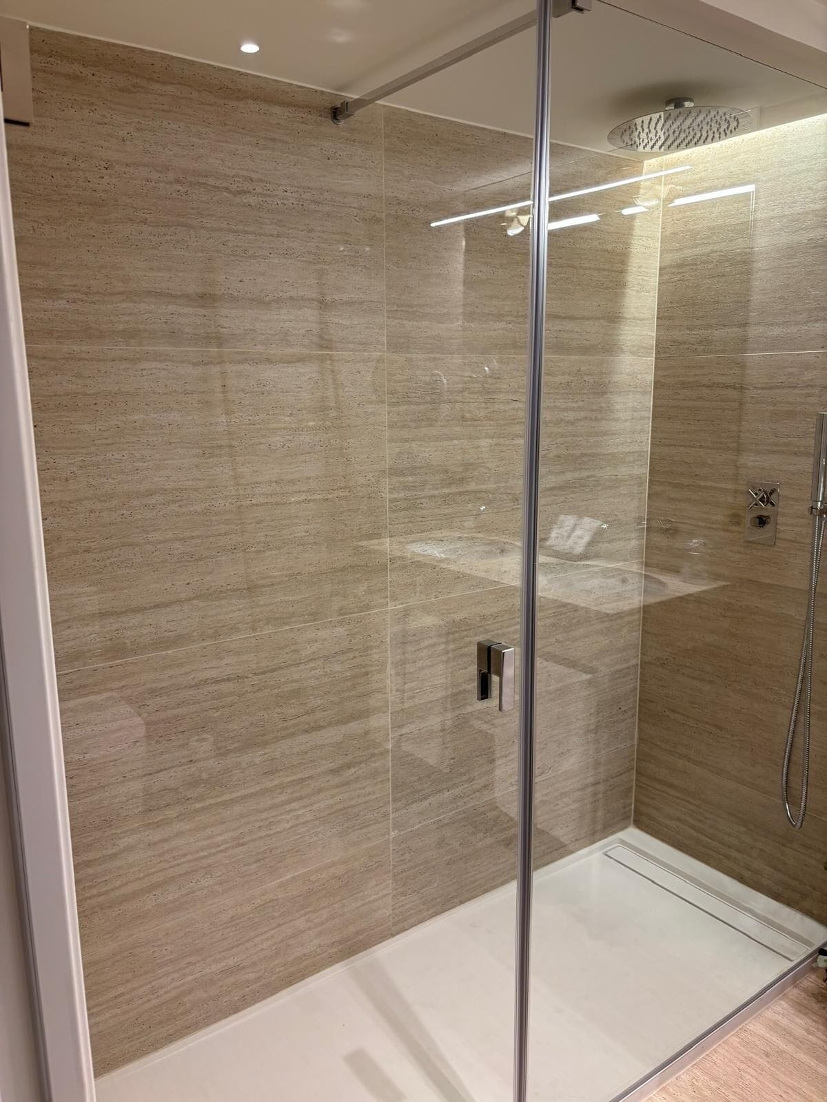 Deluxe tweepersoonskamer, 1 queensize bed, kitchenette, in toren | Badkamer | Een douche, een regendouche, gratis toiletartikelen, een haardroger