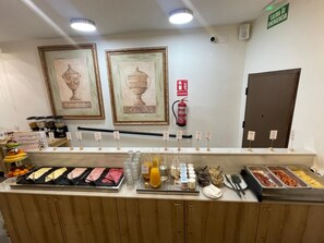 Colazione a buffet, servita tutte le mattine (12 EUR a persona) 