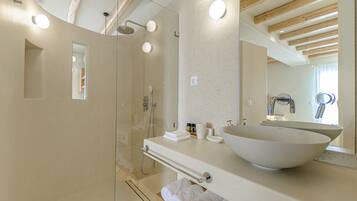 Suite Signature, idromassaggio | Bagno | Set di cortesia firmato, asciugacapelli, accappatoio, pantofole