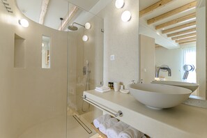 Phòng Suite có thiết kế đặc trưng, bồn tắm nước nóng | Phòng tắm | Đồ dùng nhà tắm được thiết kế riêng, máy sấy tóc, áo choàng tắm 