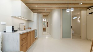 Deluxe Semi-Basement Apartment | 専用キッチン | コーヒー / ティーメーカー、冷蔵庫、コンロ、電気ポット
