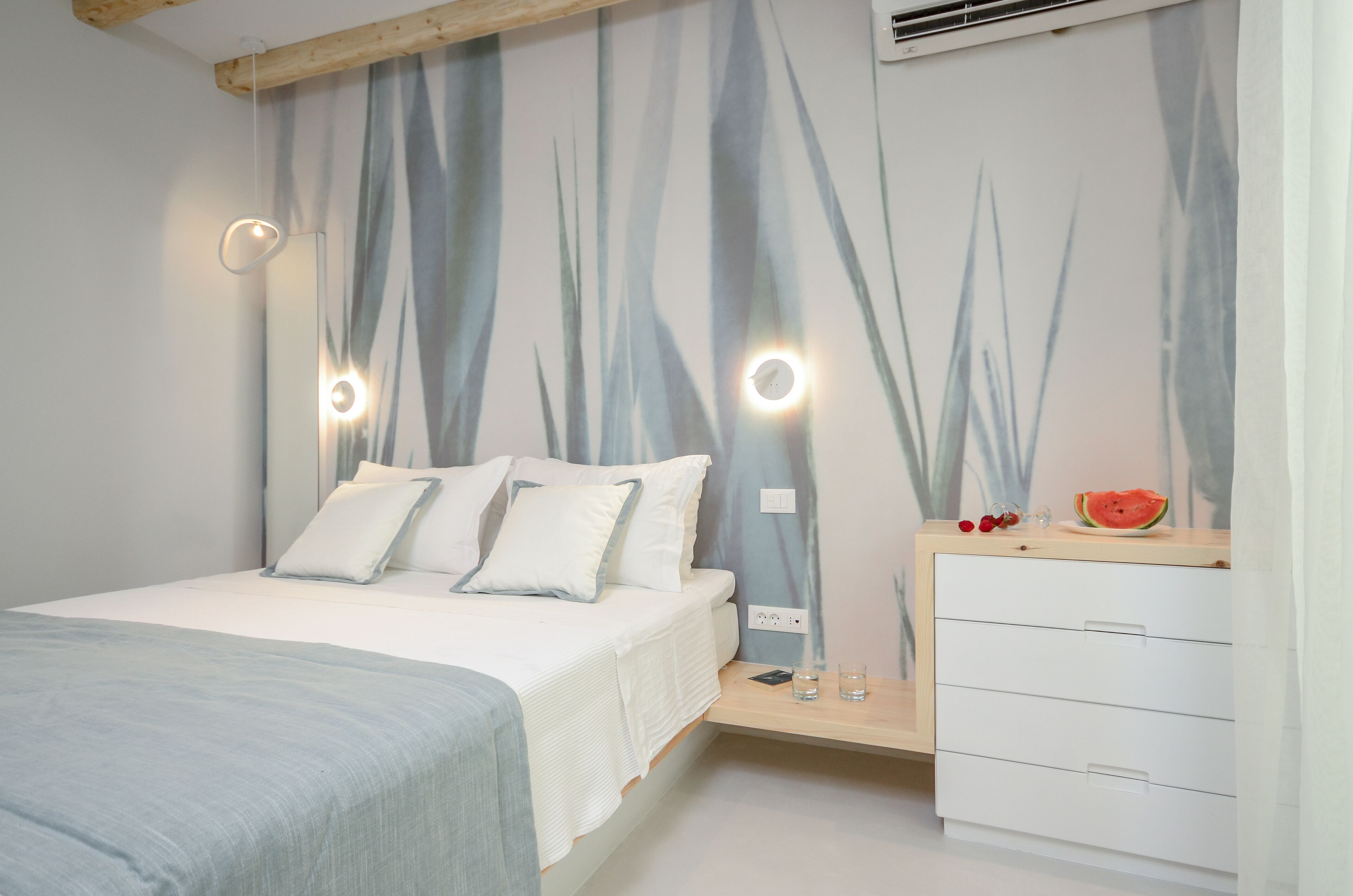 Un dormitorio con cama, mesita de noche y cómoda.