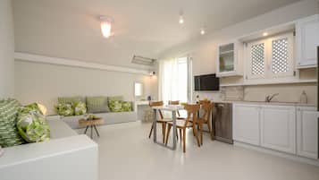 Suite Deluxe (With Living Room) | Área de sala de estar | Televisión LED