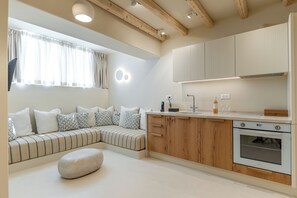 Deluxe Semi-Basement Apartment | Eigene Küche | Kühlschrank, Herdplatte, Wasserkocher mit Kaffee-/Teezubehör