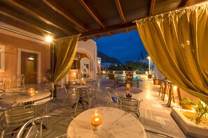 Property grounds - Villa Voula (Santorini)