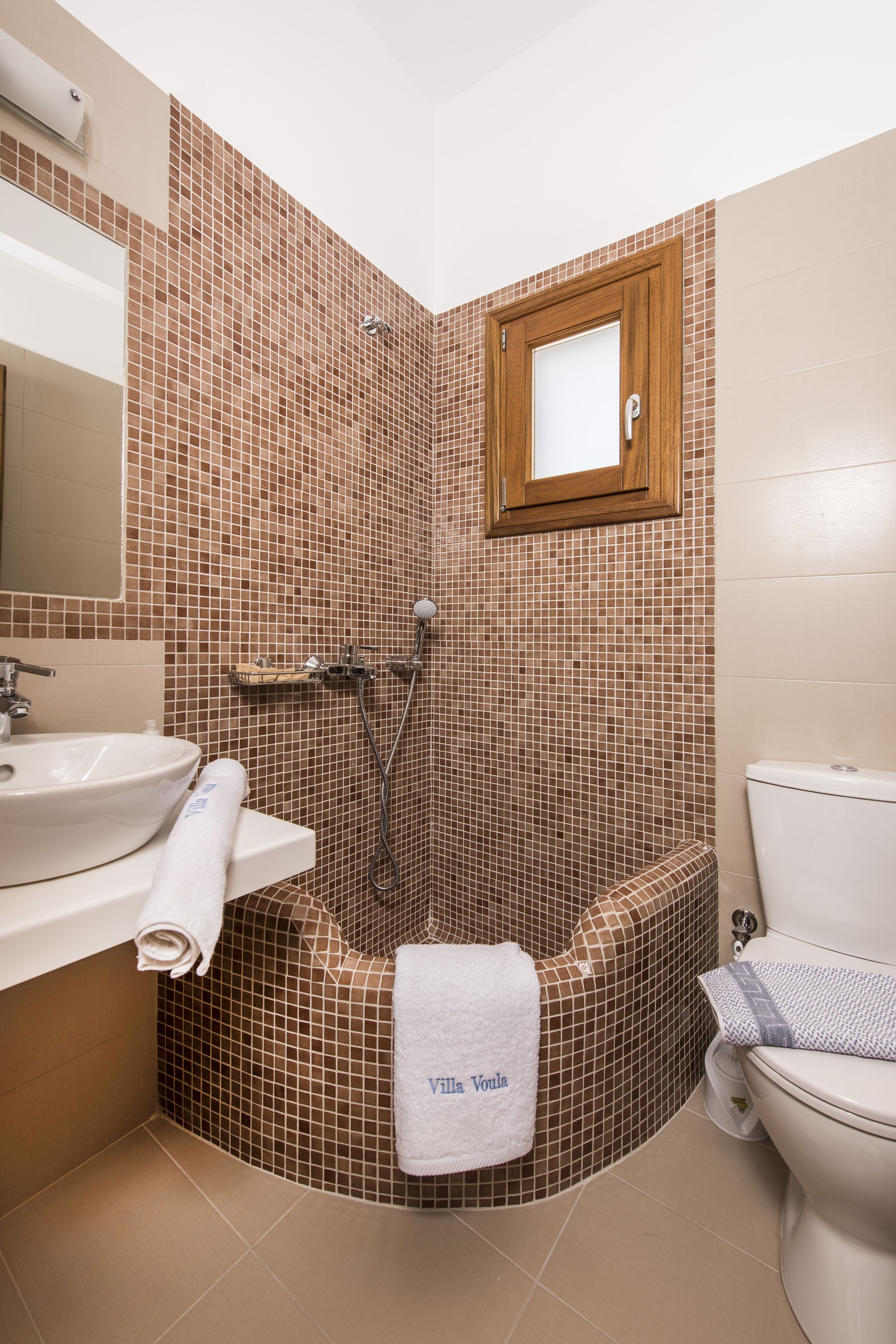 superior apartment | bathroom | combined shower/bathtub, deep-soaking bathtub, hair dryer, towels