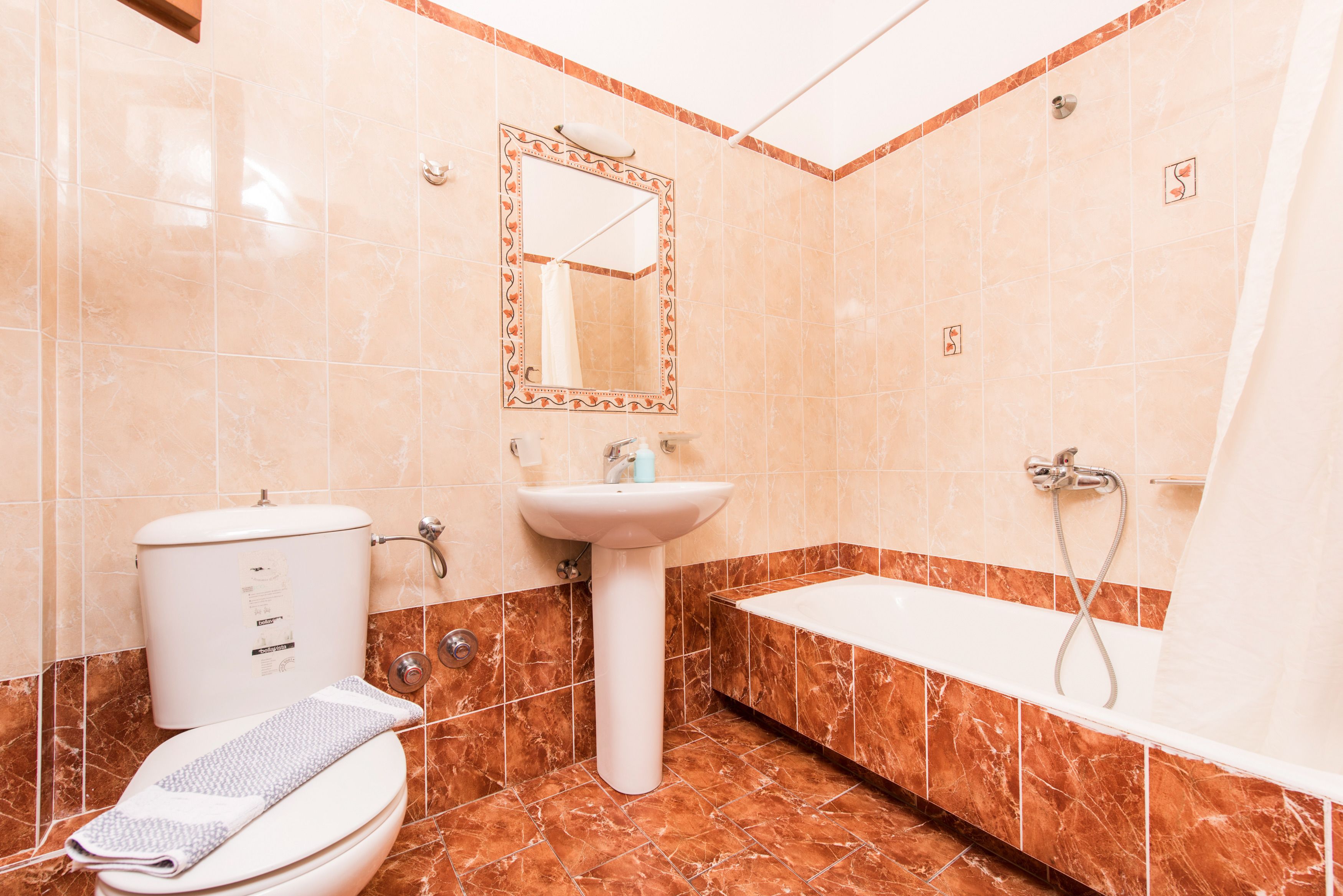 studio | bathroom amenities | combined shower/bathtub, deep-soaking bathtub, hair dryer, towels
