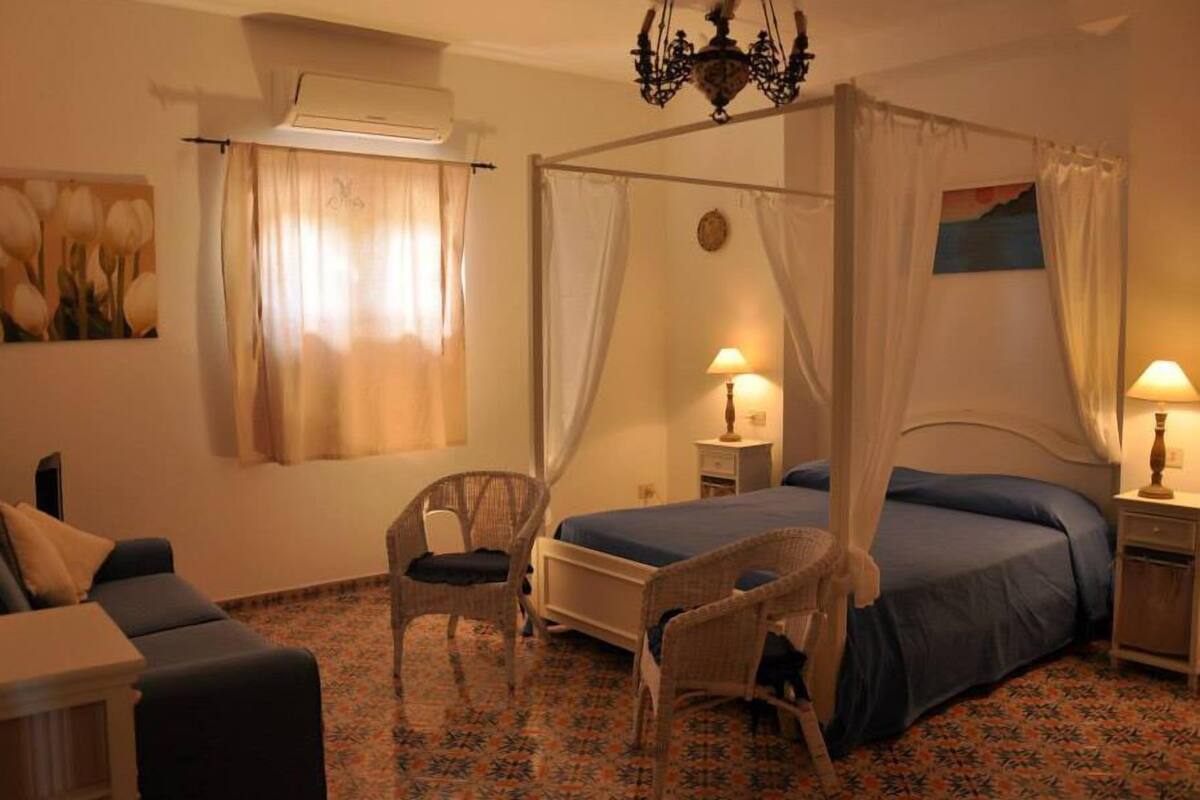 Double Room, Kitchen | Hypo-allergenic bedding, in-room safe, individually decorated