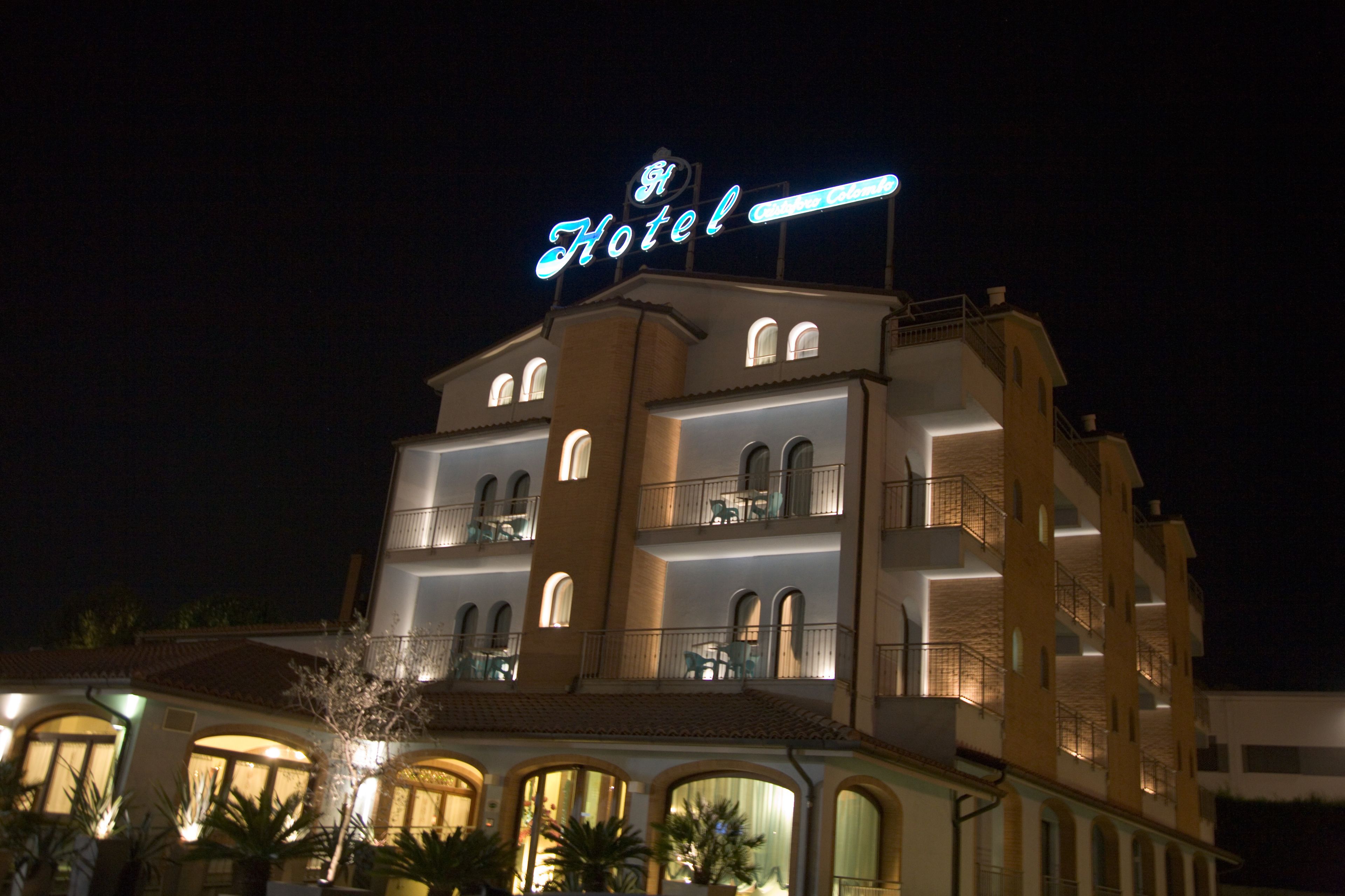 Mặt tiền nơi lưu trú - ban đêm