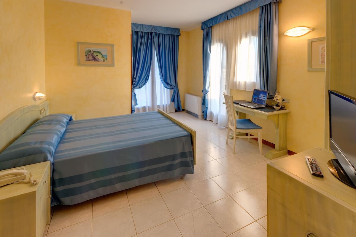 business double room | pillow-top beds, minibar, in-room safe, desk