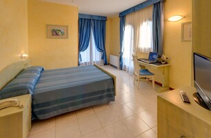 Quarto casal empresarial | Camas com colchões pillow-top, frigobar, cofres nos quartos