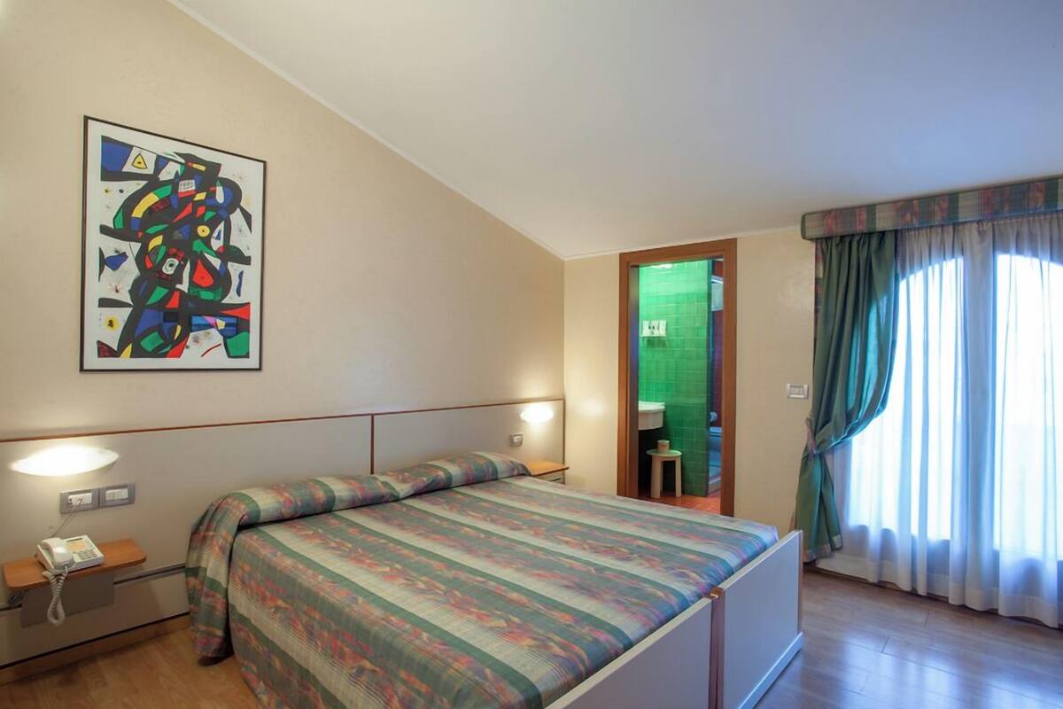 Colchones con pillow-top, minibar y caja de seguridad en la habitación 