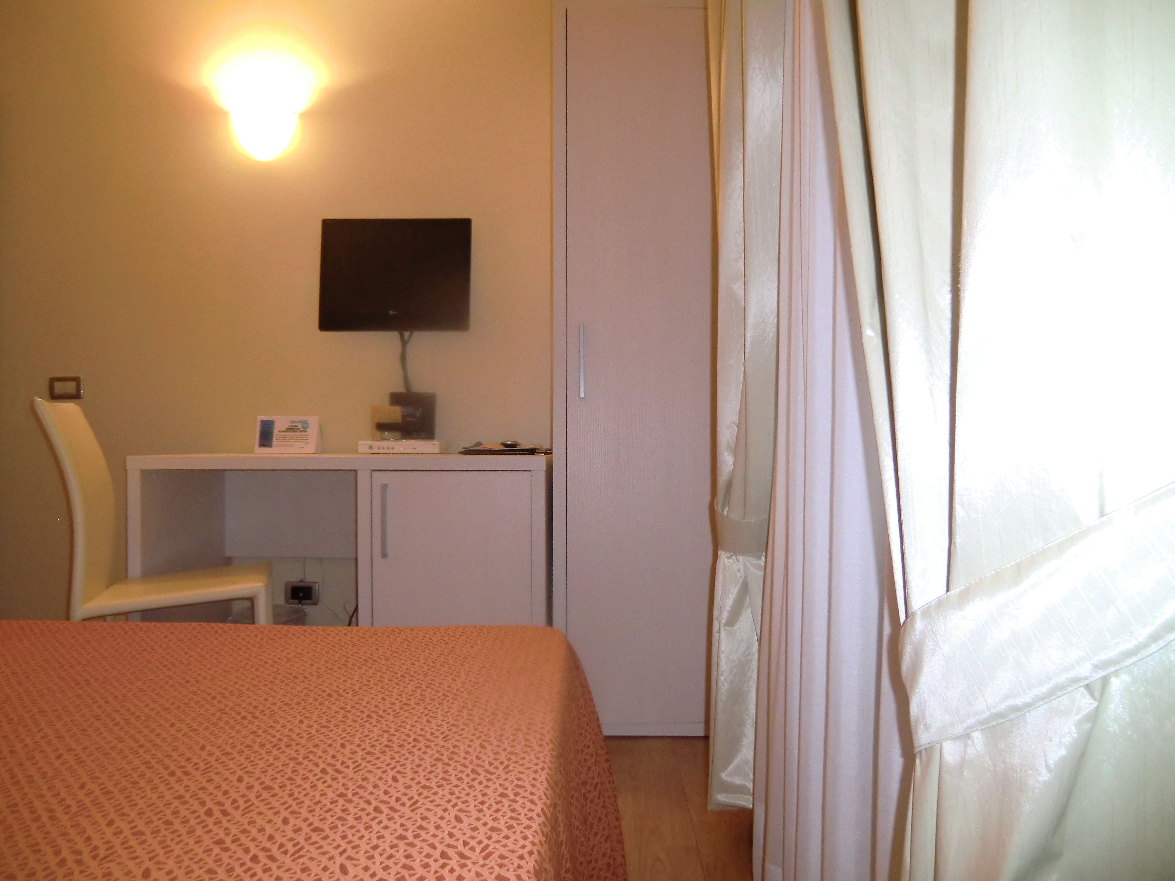 standard room | pillow-top beds, minibar, in-room safe, desk