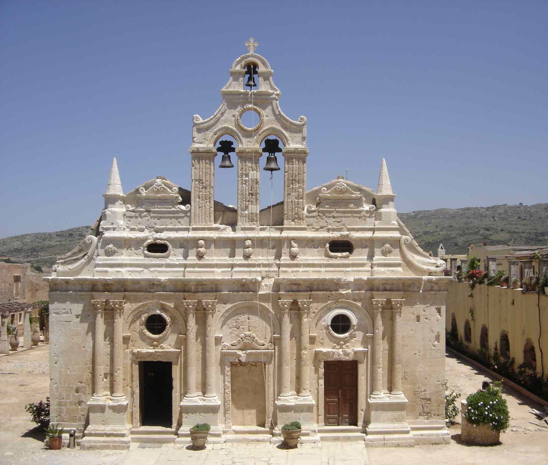 Une église historique dotée d’un clocher, de fenêtres en arc et d’une porte d’entrée centrale.